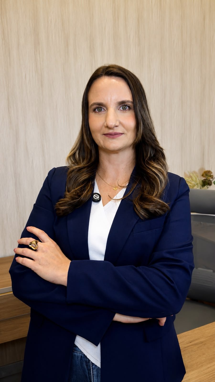 Catiussa Giovanella em retrato profissional com blazer azul
